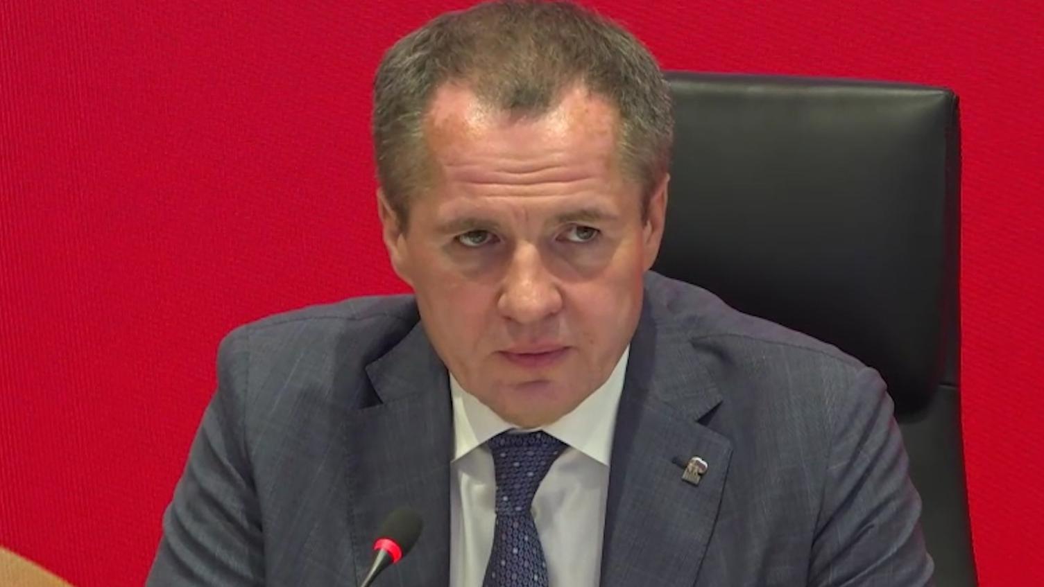 Гладков предложил отложить восстановление жилья уехавших из России
