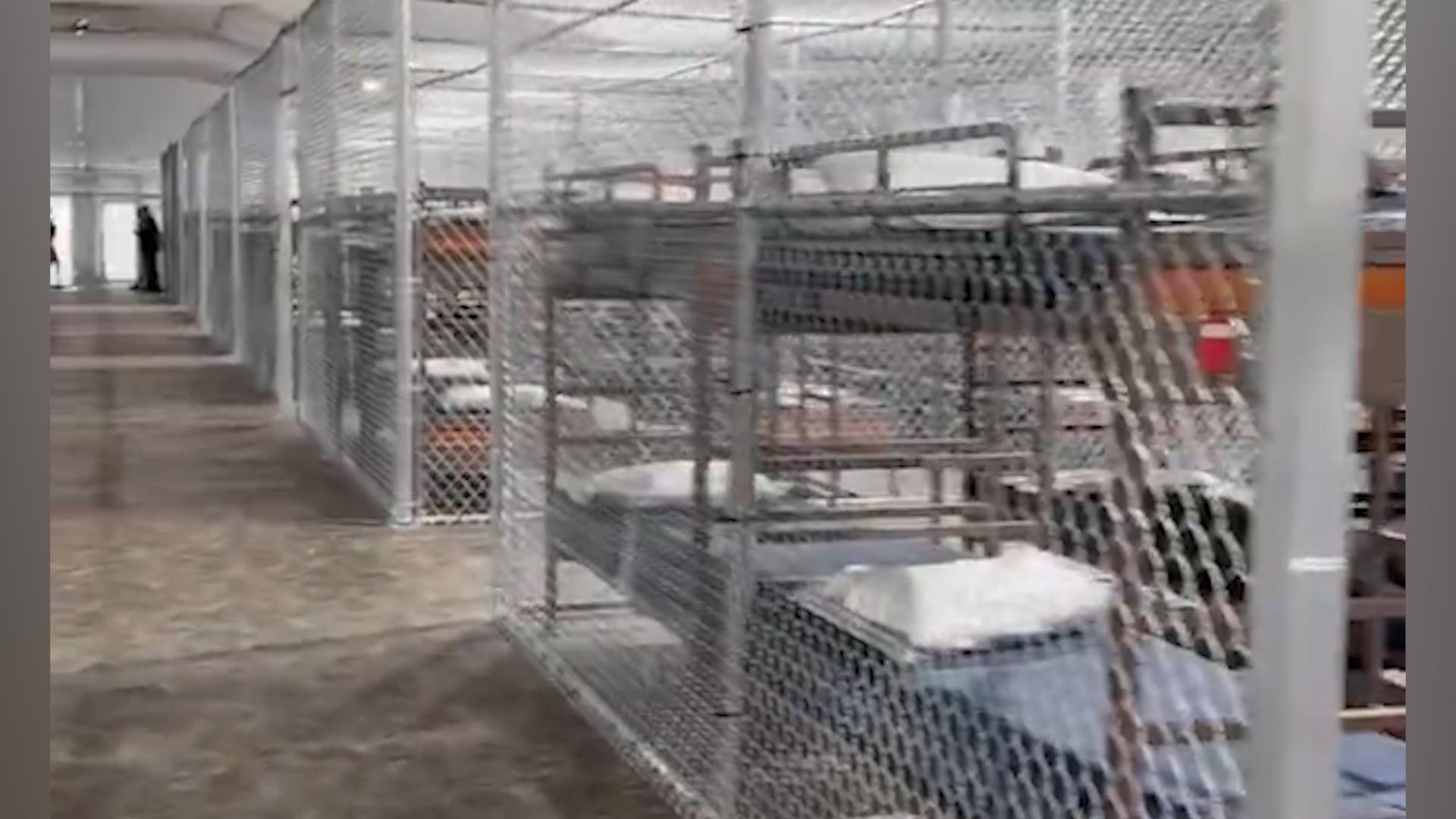 Трамп посетил окруженный аллигаторами изолятор для мигрантов