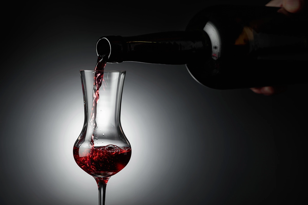 Что может быть лучше, чем под аккомпанемент осеннего дождя налить себе бокал прекрасного, богатого сладкого вина и насладиться его глубиной в течение долгого вечера?