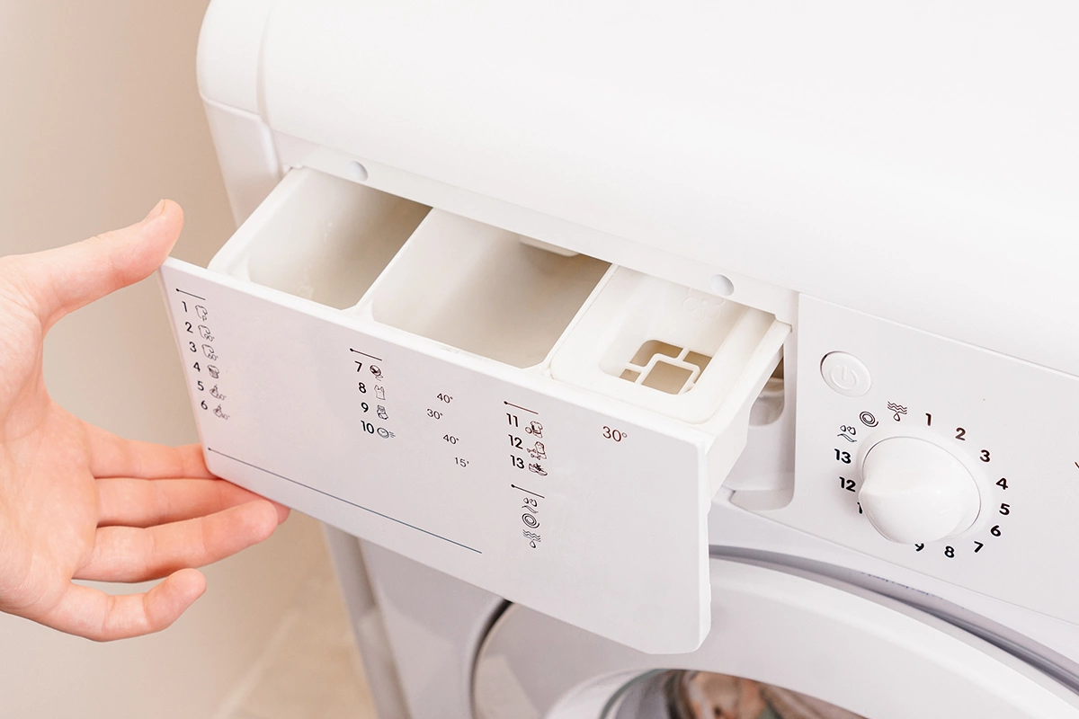 Снимите дозатор, замочите его в горячей воде и тщательно почистите