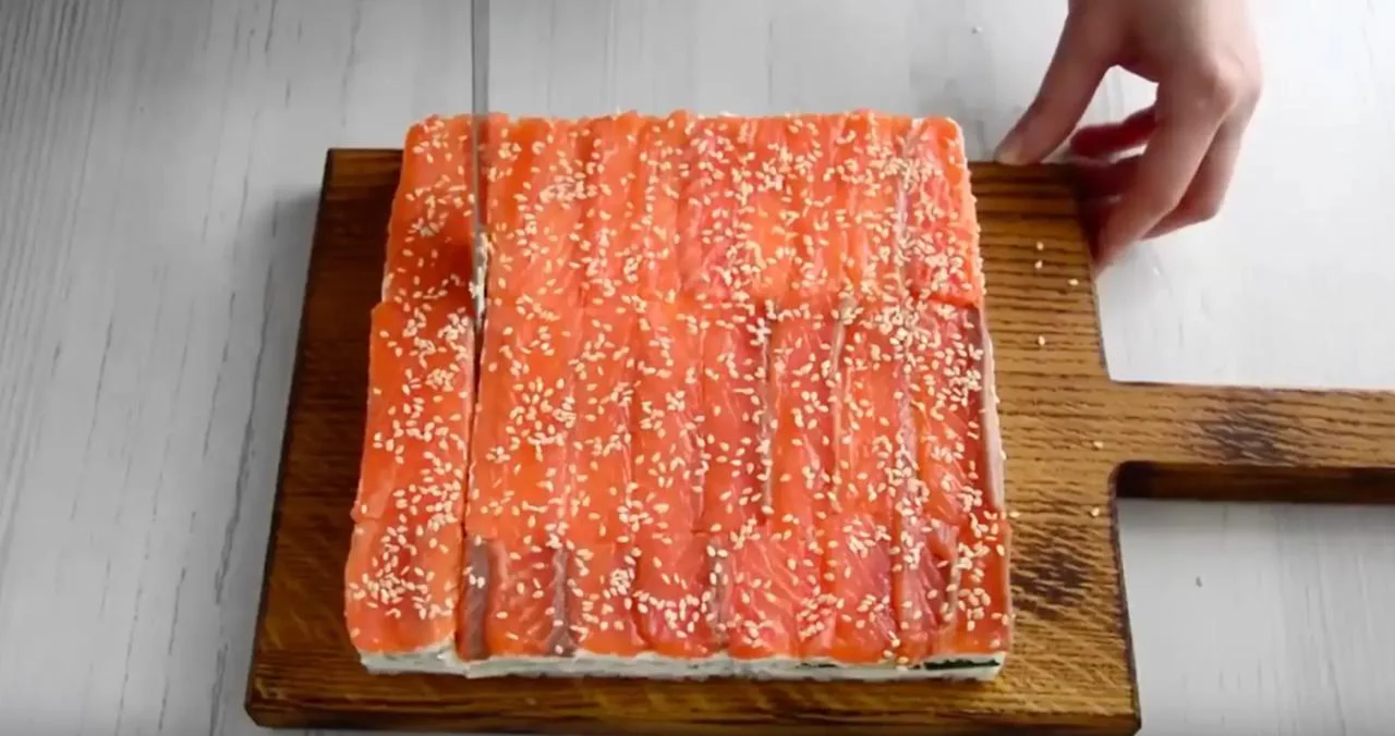 Нарежьте роллы кусочками