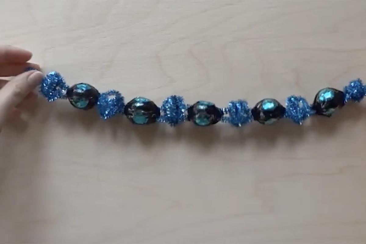 Как сделать новогоднюю гирлянду из конфет