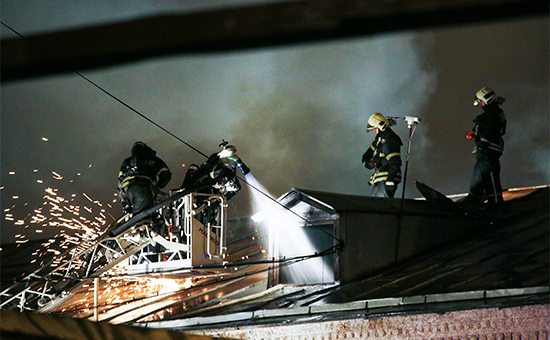 Тушение пожара в производственном здании швейного цеха на улице Стромынка