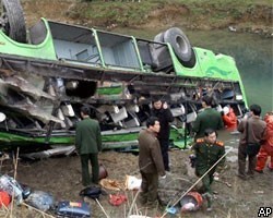 В Китае пассажирский автобус упал с восьмиметрового обрыва 