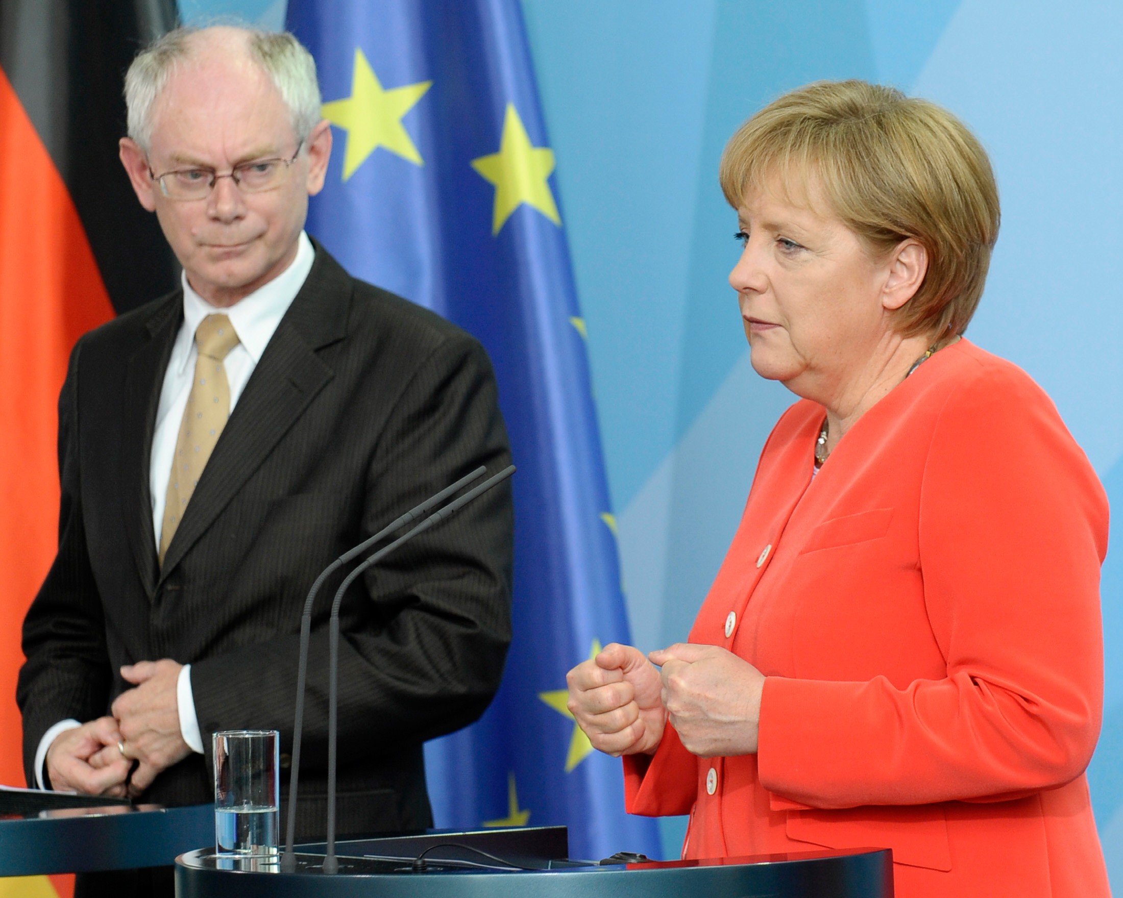 Канцлер Германии Ангела Меркель(справа) и председатель Евросоюза Херман Ван Ромпей(слева)