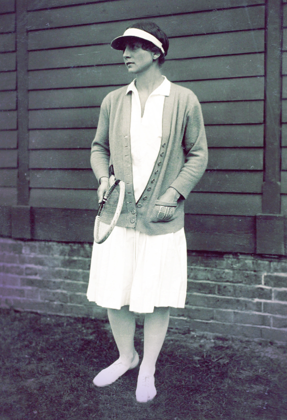 В 1930-е теннисная&nbsp;мода, причем как мужская, так и женская, переживает окончательный перелом в пользу практичности. Американка Хелен Уиллз-Муди одерживает 11 побед, выходя на корт в простой юбке в складку и блузке без рукавов либо в легком платье, слегка прикрывающем колени. В прохладную погоду в качестве верхней одежды она носит&nbsp;тонкий кардиган или пуловер.
