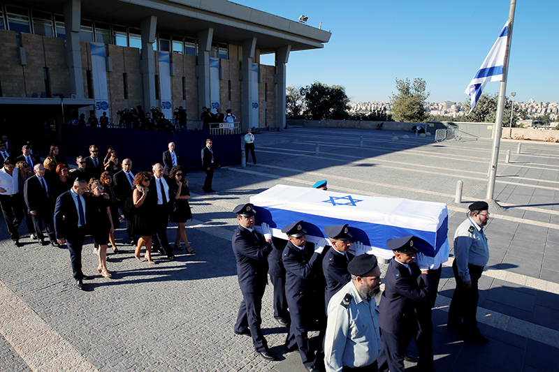 Семья Шимона Переса сопровождает гроб с&nbsp;телом экс-президента Израиля на&nbsp;гору Герцля, где&nbsp;похоронены четверо бывших премьер-министров Израиля​

&nbsp;
