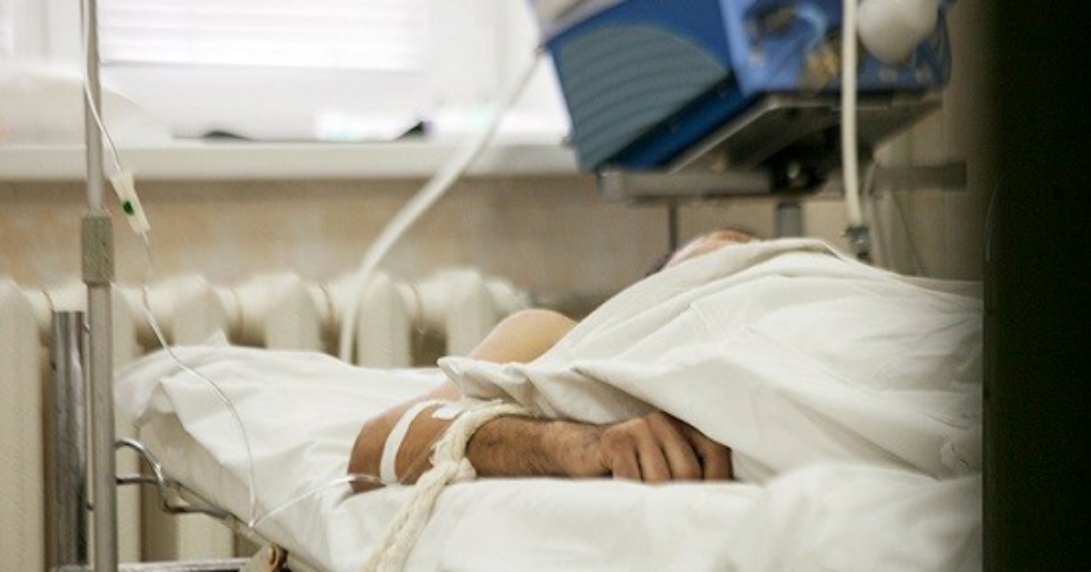 Парень лежит в реанимации. Я лежала в реанимации. Я лежала в реанимации. Я лежала в реанимации. Парень лежит варинимации.