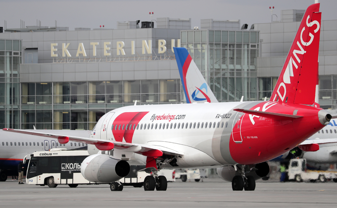 Самолет SSJ100 авиакомпании Red Wings в международном аэропорту Кольцово