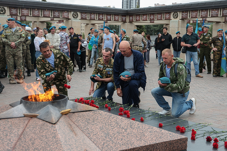 На фото: десантники возлагают цветы к вечному огню в Парке Победы, Казань.