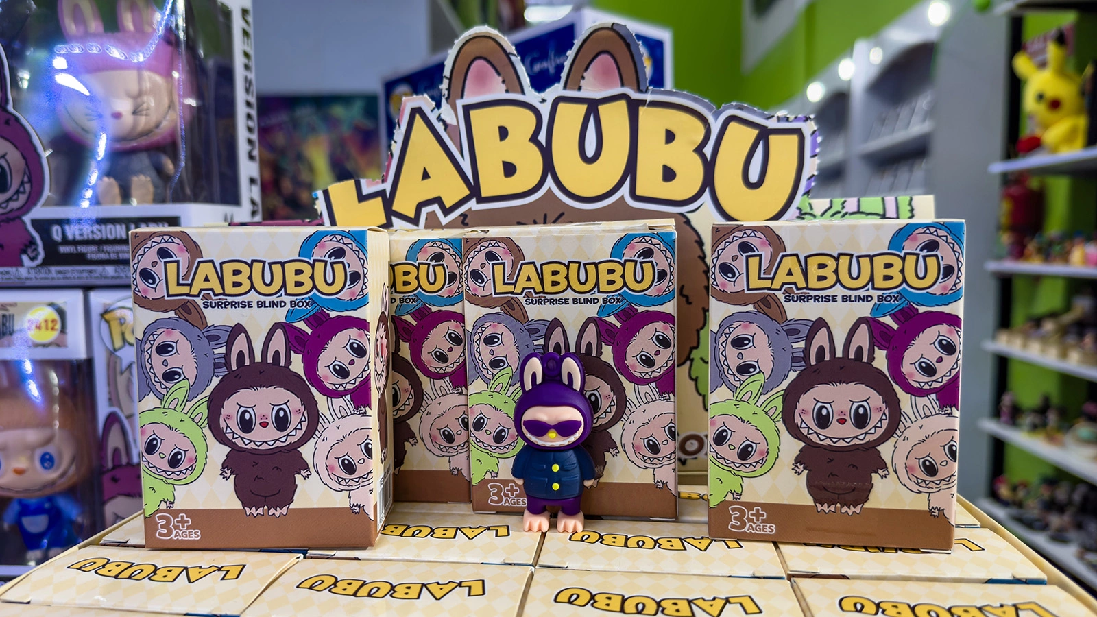 Labubu на полке магазина