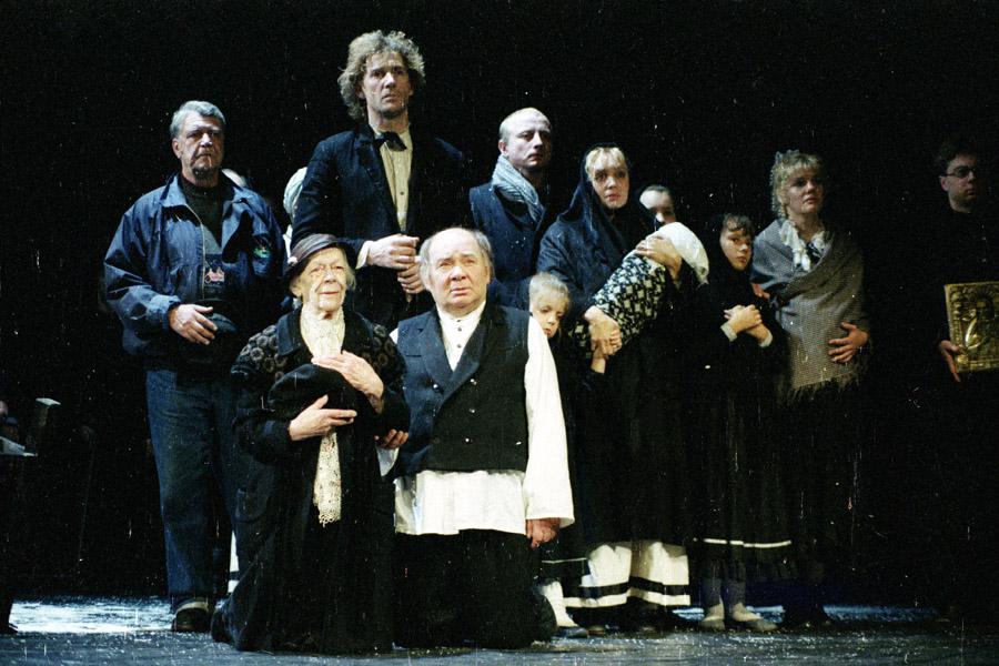 Татьяна Пельтцер, Евгений Леонов (на переднем плане) и Александр Абдулов (на заднем плане) в спектакле «Поминальная молитва», 1989 год