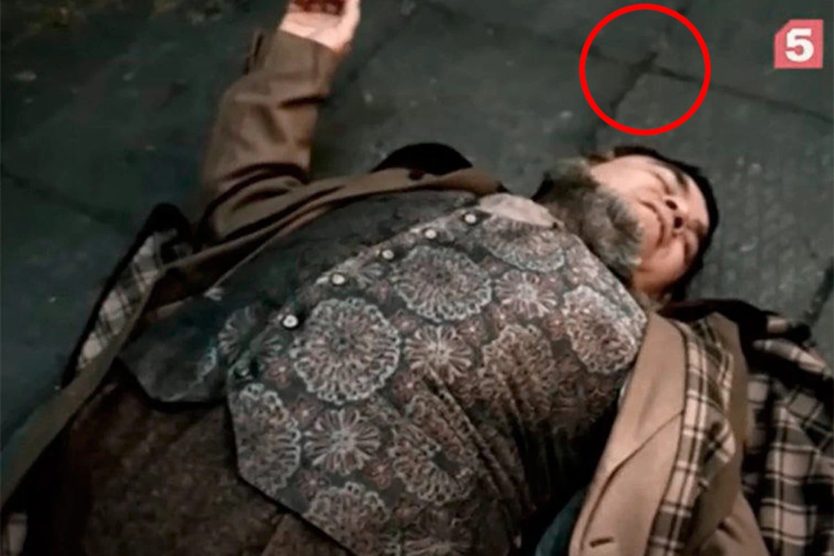 Когда осмотр начинает Холмс, под Дреббером можно заметить уличные плиты, а из-под них выбивается трава