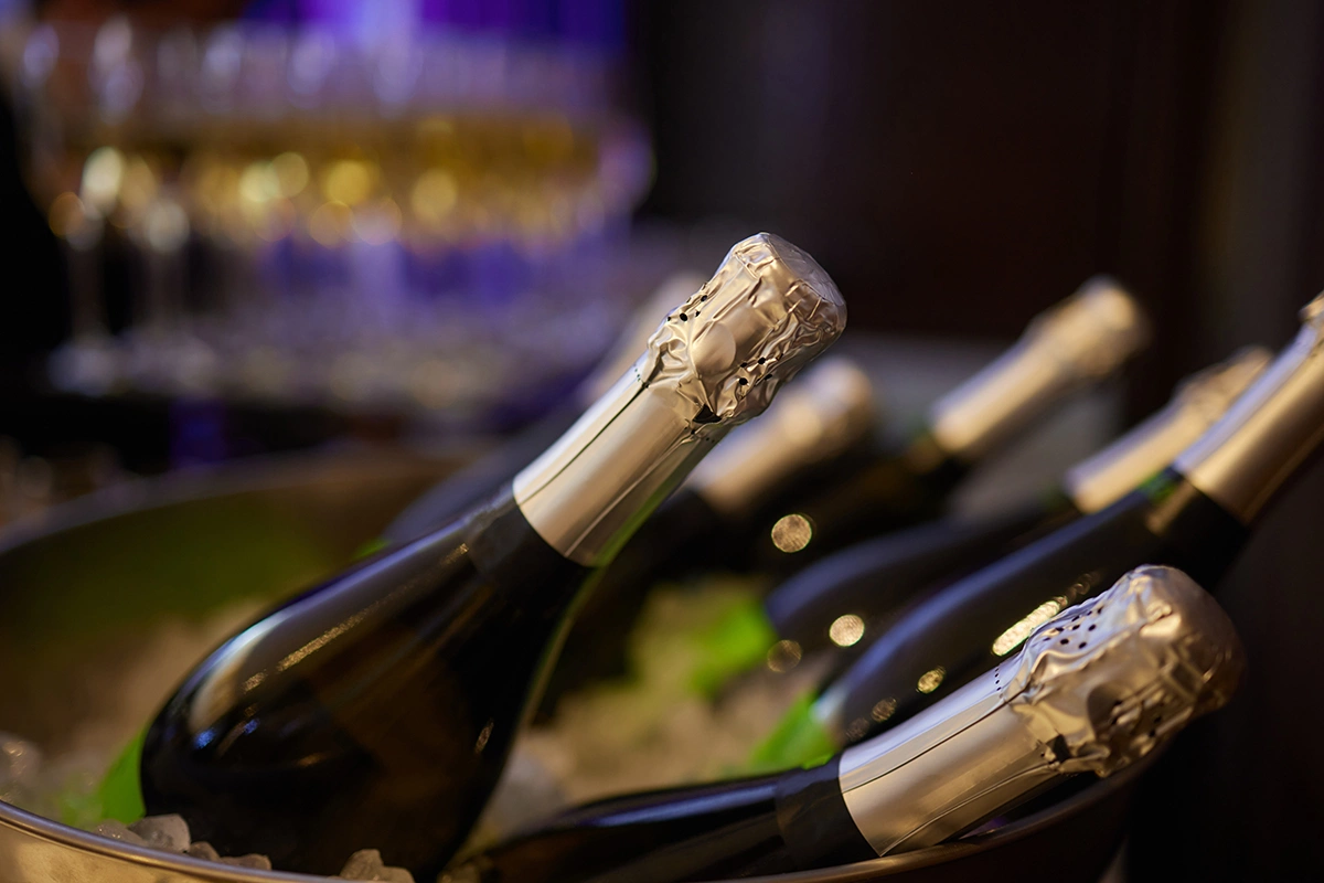Думаете, какое шампанское купить на Новый год или любой другой праздник? Имейте в виду, что исторически большая часть производства всего шампанского приходится на пять основных коммерческих групп, в которые входят все крупнейшие бренды и шампанские дома среднего размера