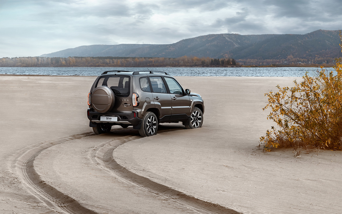 Благодаря наличию понижающего ряда Lada Niva Travel с новым мотором легко преодолевает участки с глубоким песком: тяги хватает
