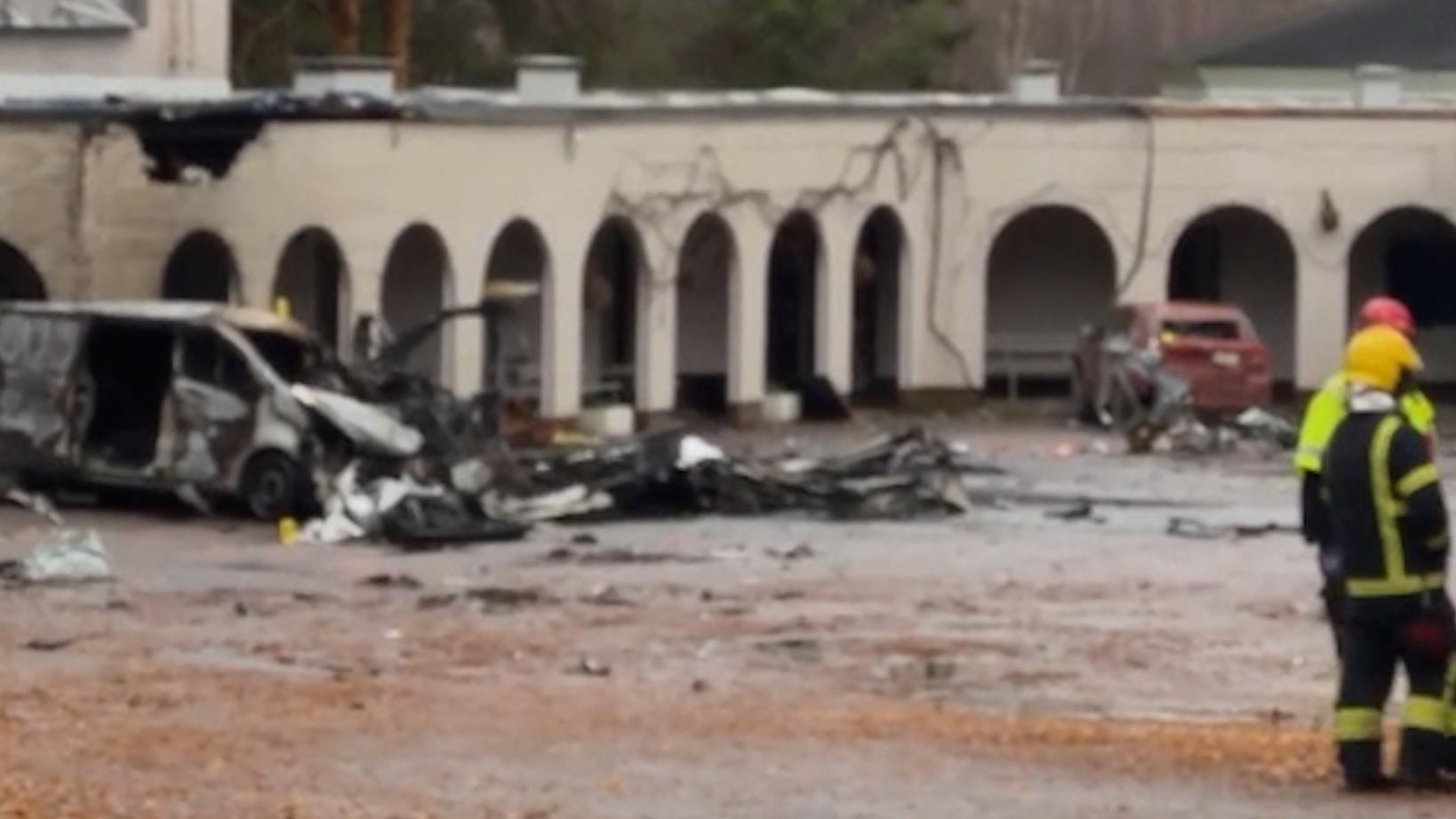 Два человека погибли при взрыве фургона на территории отеля в Финляндии