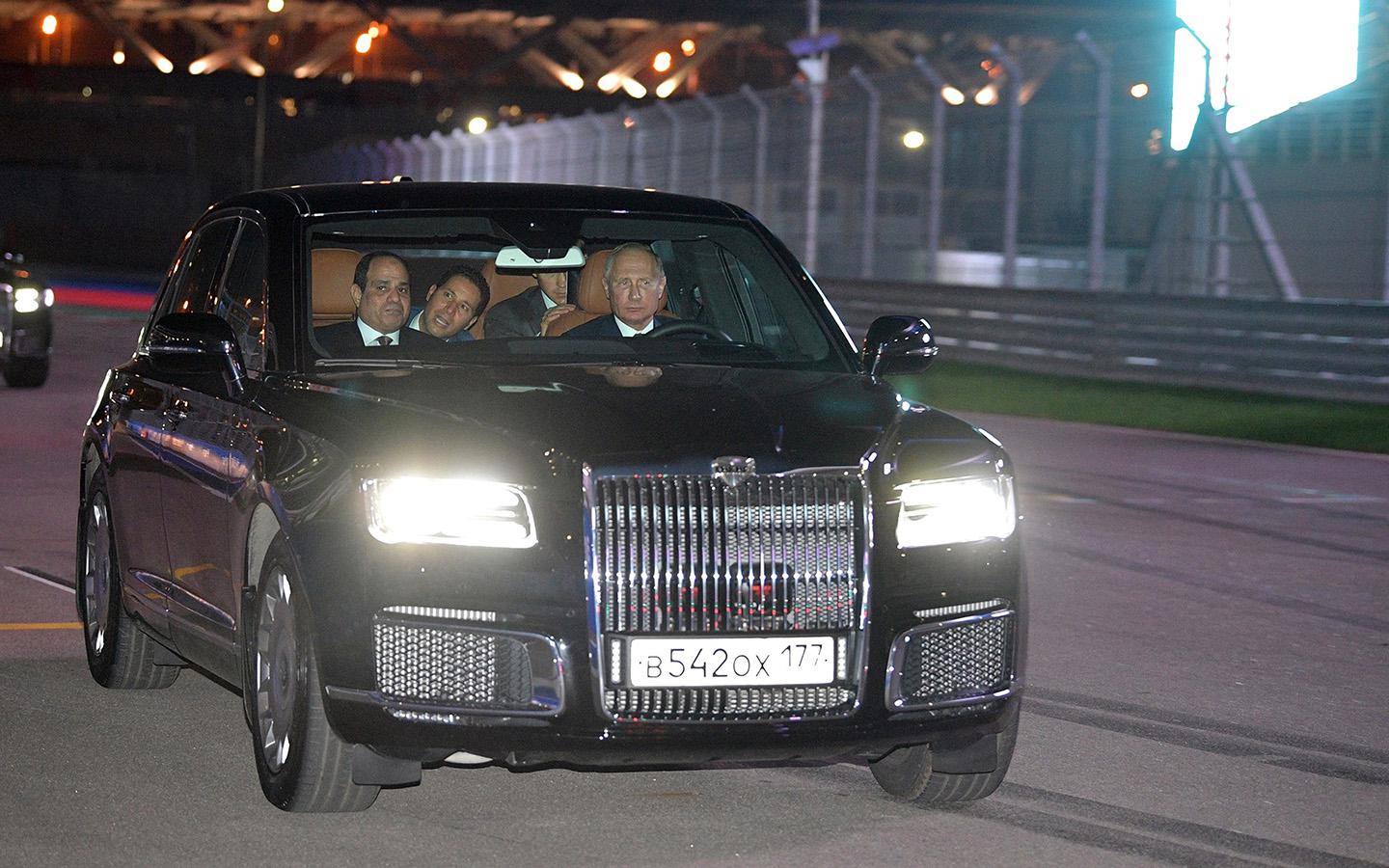 «Любит это делать». Песков — о поездках Путина за рулем автомобиля