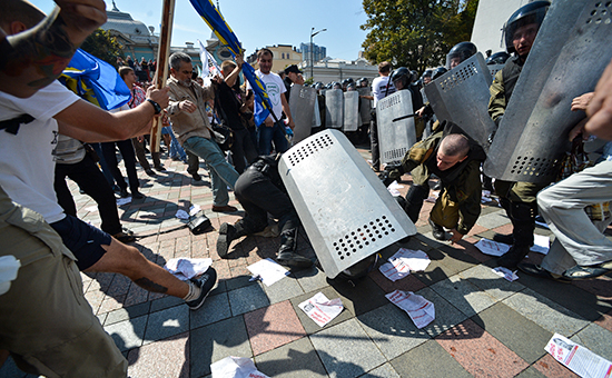 Столкновения протестующих и силовиков у здания Верховной рады