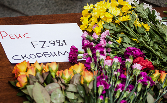 Москвичи приносят цветы к представительству Ростовской области в связи с крушением самолета авиакомпании Flydubai


