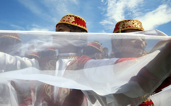 Крымские татары во время национального праздника. Крым, 3 мая 2016 года


