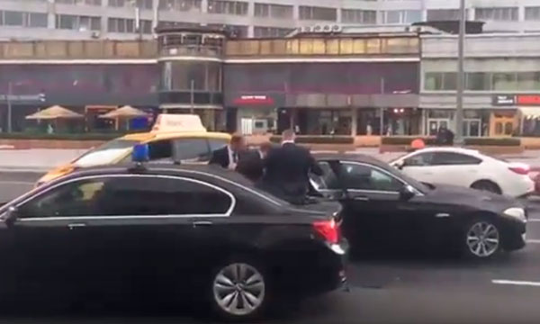 СМИ узнали о присутствии Суркова в салоне столкнувшегося с такси BMW