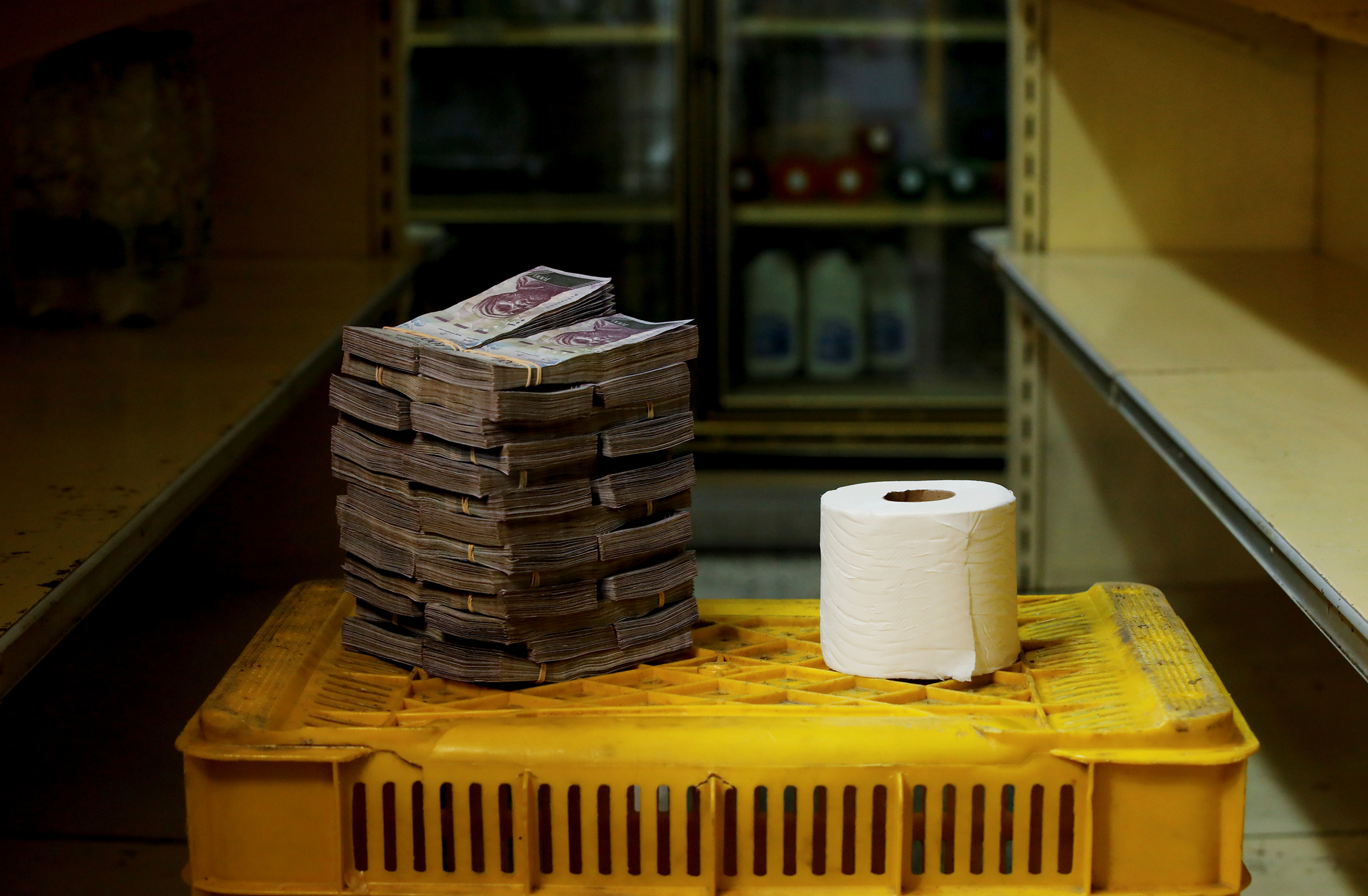 Рулон туалетной бумаги обойдется в 2,6 млн боливаров, или $0,4
