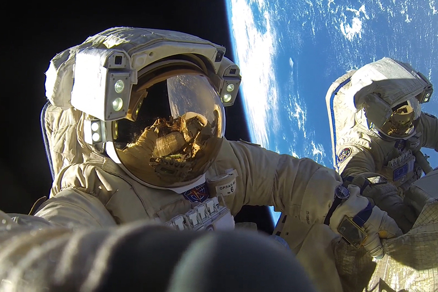 Космонавты во время работы за пределами Международной космической станции