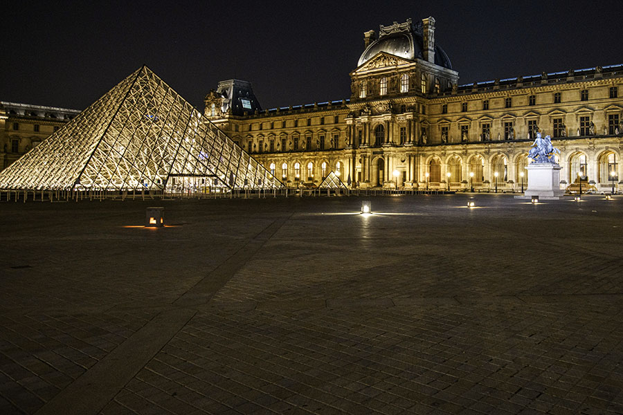 Президент Франции Эмманюэль Макрон заявил о введении комендантского часа на фоне второй волны COVID-19 в ряде городов, в том числе в Париже, Лилле, Лионе, Марселе, Тулузе. На фото: площадь Лувра