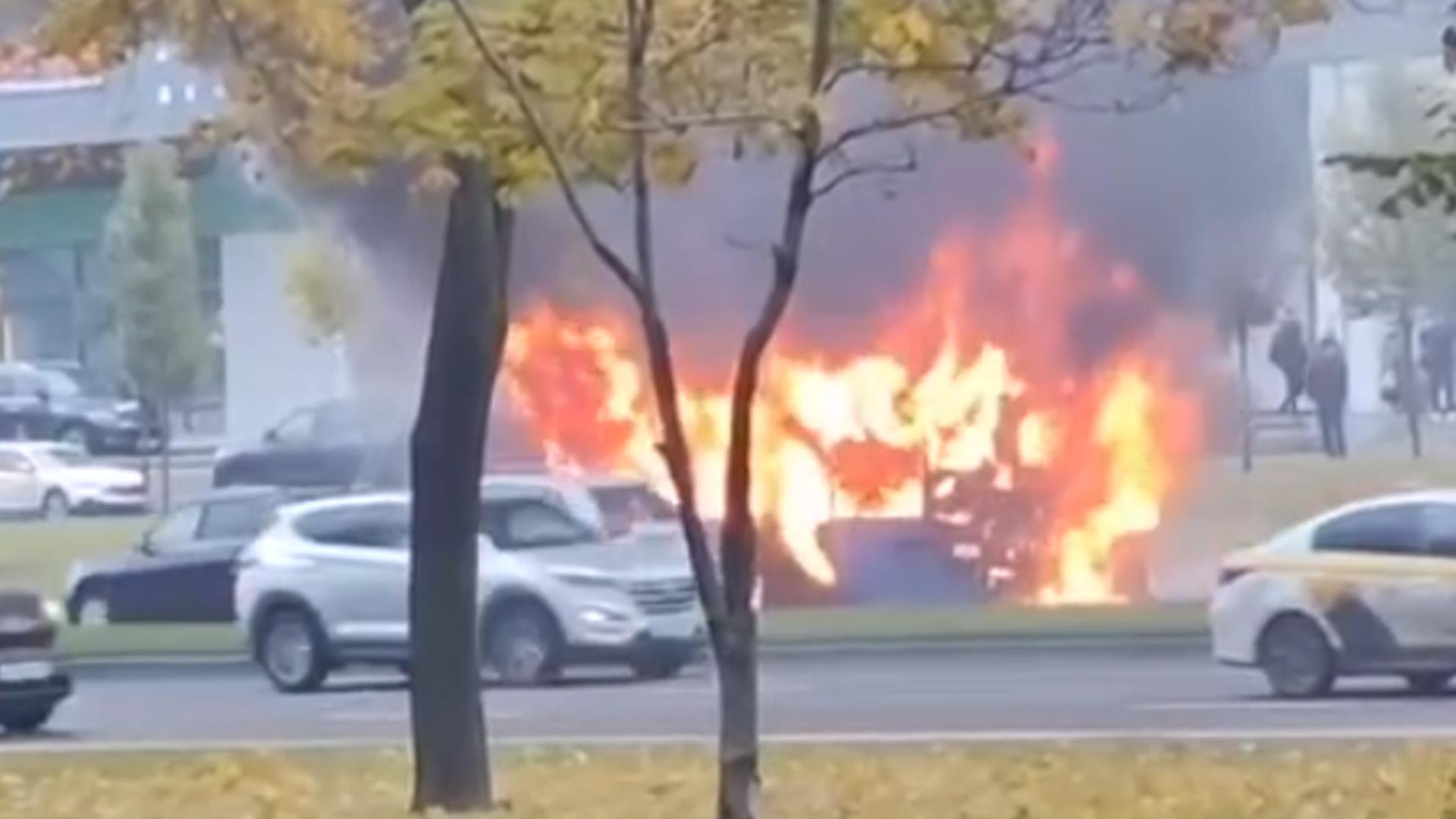 На Ленинском проспекте в Москве загорелся автобус