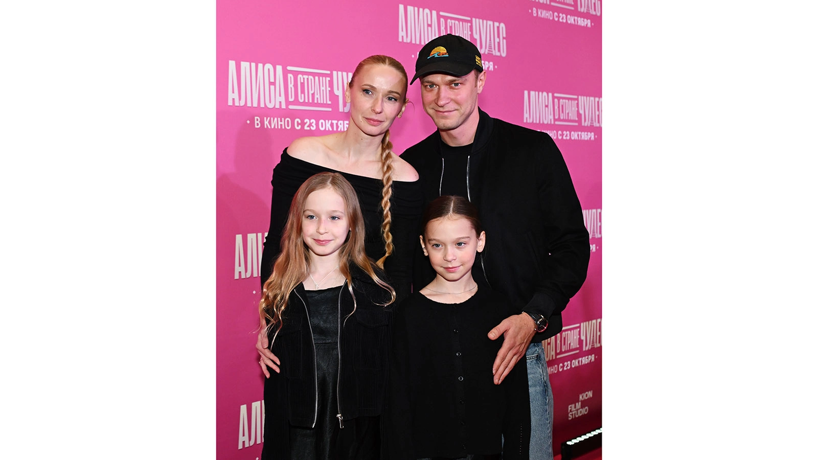 Актер Юрий Борисов с супругой, актрисой Анной Шевчук и дочерьми Марфой и Акулиной на премьере фильма «Алиса в Стране чудес», 20 октября 2025 года