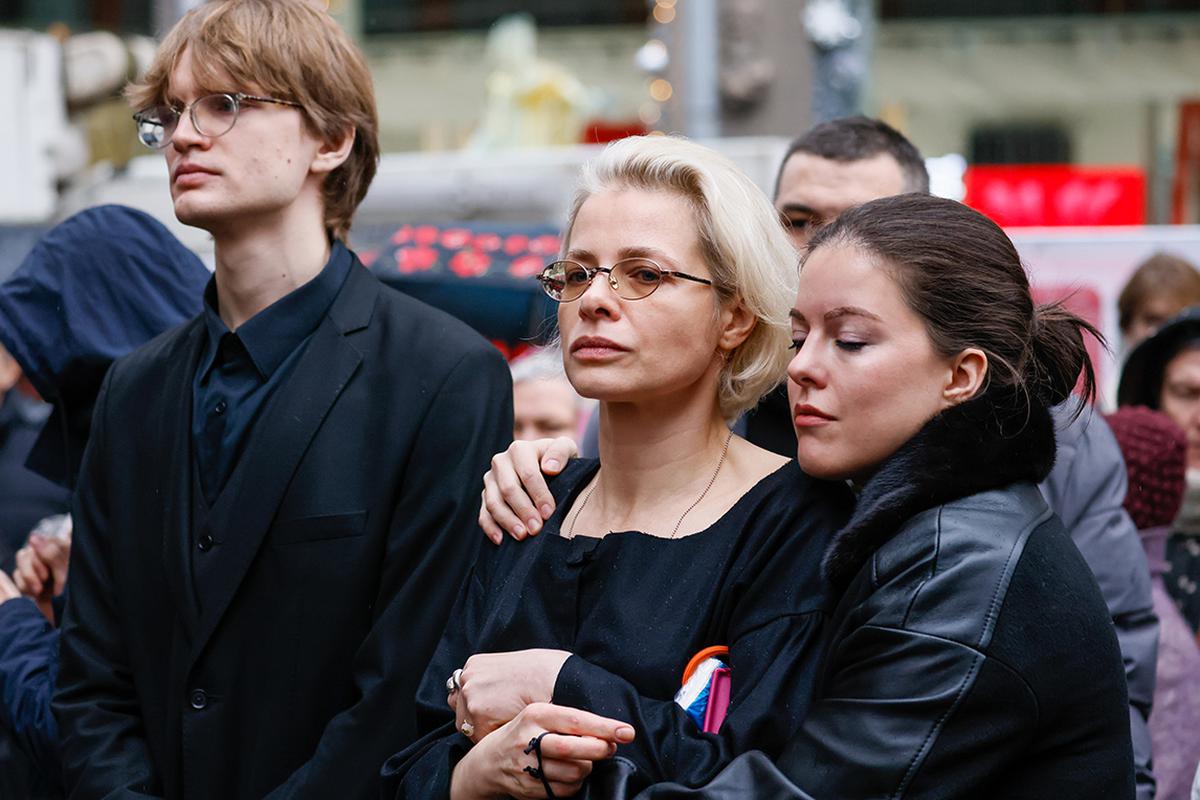 Вдова Владимира Симонова Яна Соболевская (в центре) на церемонии прощания с народным артистом России Владимиром Симоновым у Театра имени Евгения Вахтангова в Москве