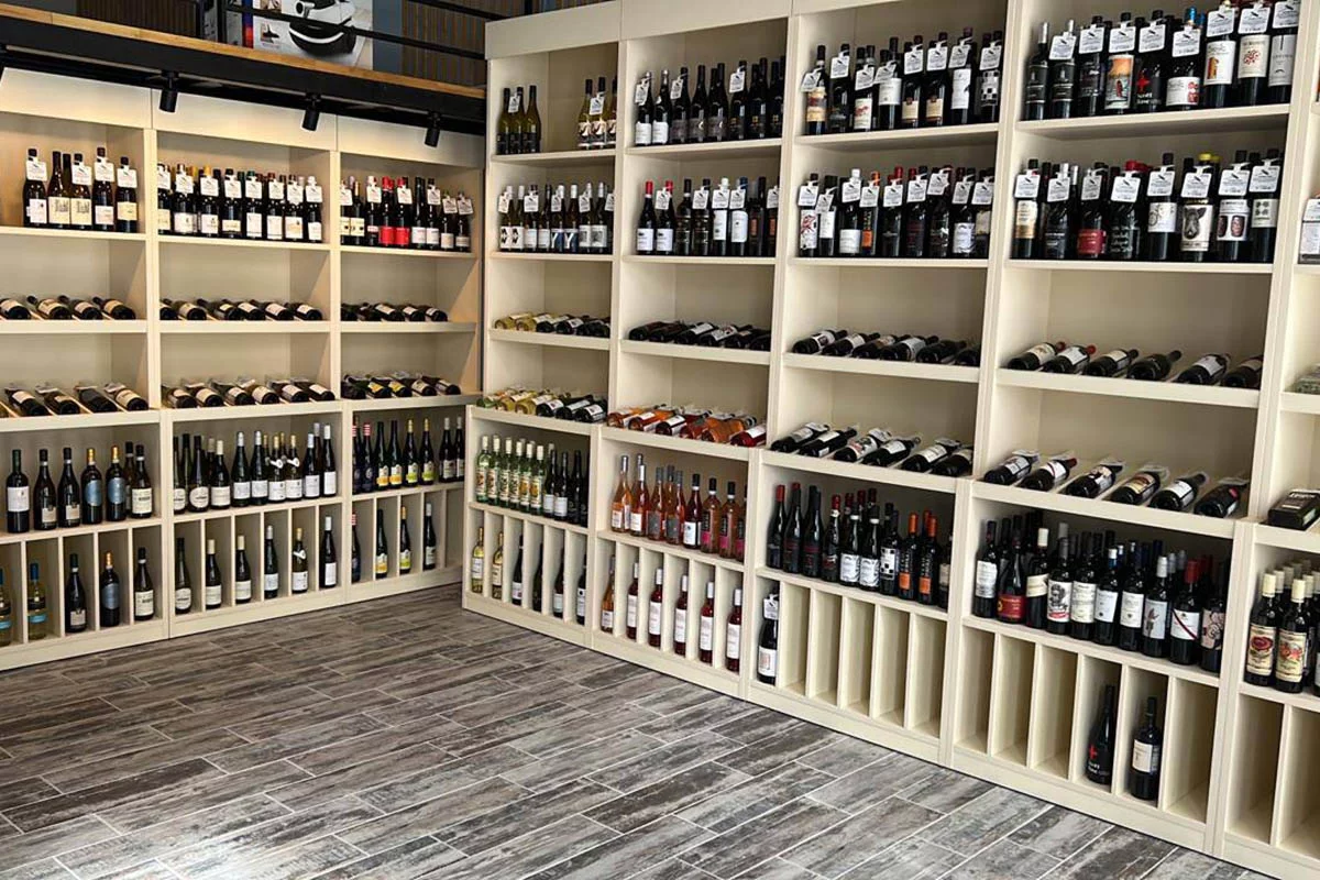 В этот бутик можно заезжать за «находками»: винами высоких категорий за приемлемую стоимость
