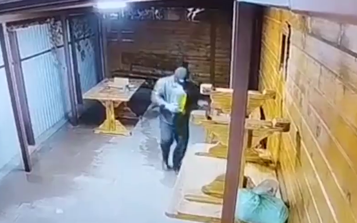 В Омске задержали поджигателей банного комплекса на Демьяна Бедного