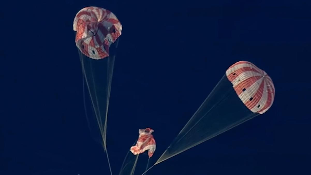 Приземление корабля лунной миссии Artemis II в Тихом океане. Видео