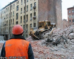 Рухнувшее в Красноярске общежитие завалило человека