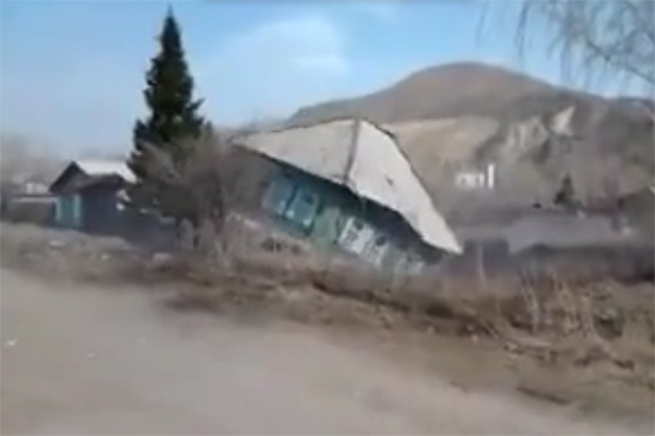 Частный жилой дом в Казахстане провалился под землю. Видео