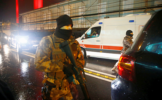 Полиция и скорая помощь&nbsp;у ночного клуба в&nbsp;Стамбуле. 1 января 2017 года


