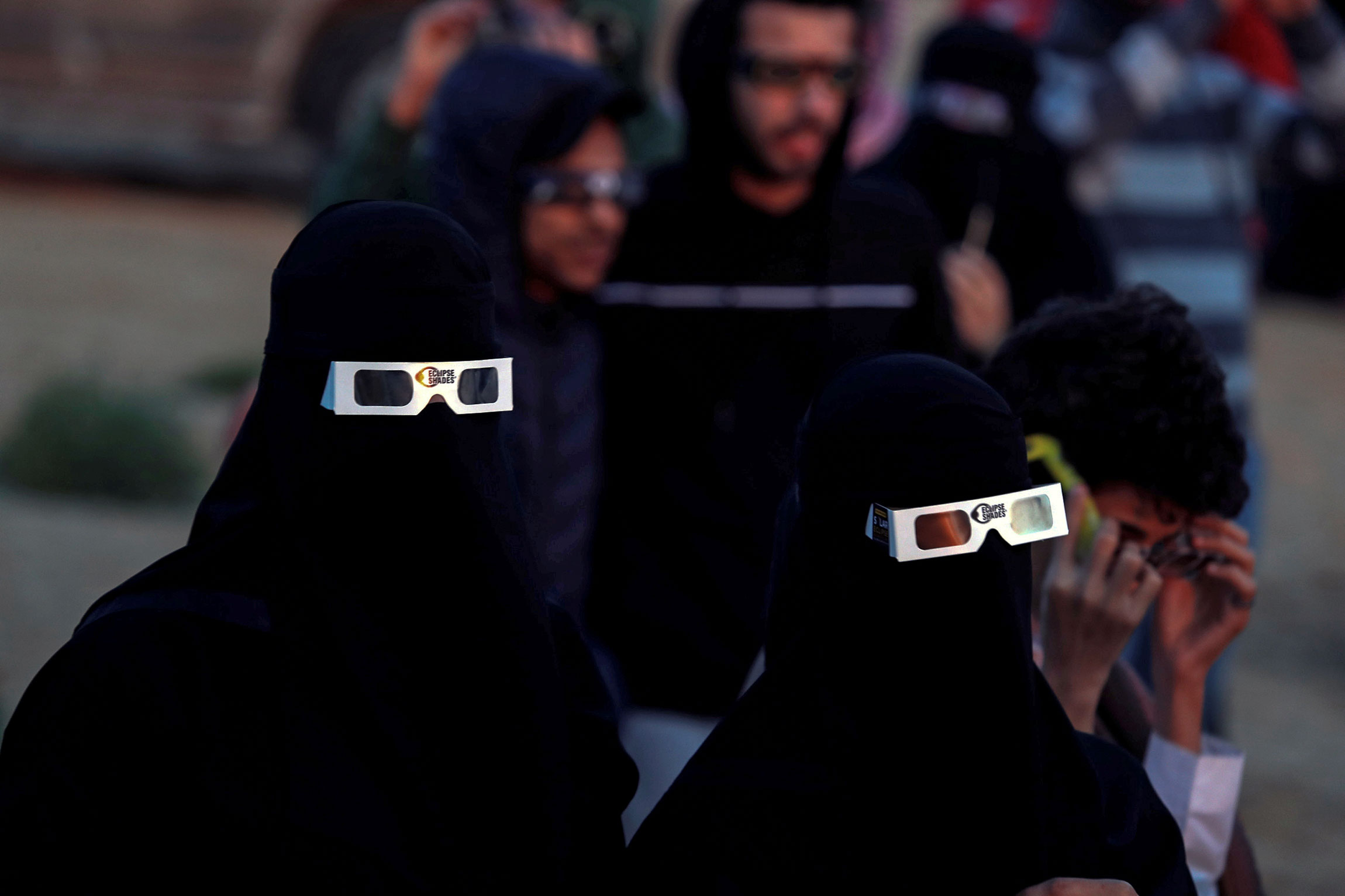Женщины в городе Эль-Хуфуф (Саудовская Аравия) наблюдают за солнечным затмением
