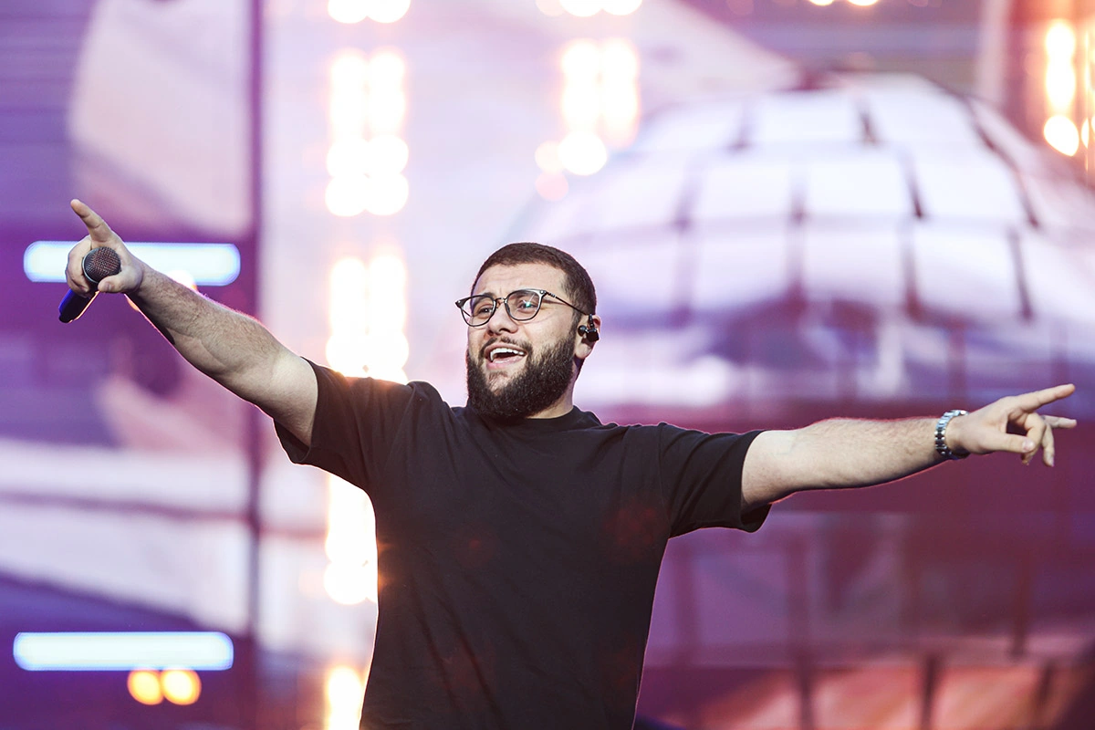Navai (Наваи Бакиров) во время выступления в 2025 году