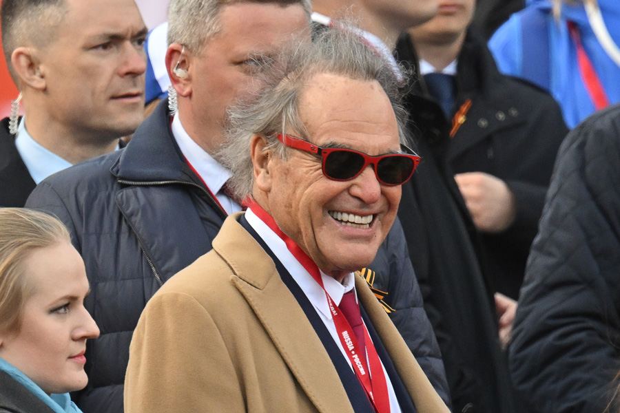 Ein weiterer amerikanischer Gast war Regisseur Oliver Stone. Er saß auf dem Podium neben den russischen Präsidentenberatern Nikolai Patruschew und Alexei Djumin sowie dem Moskauer Bürgermeister Sergei Sobjanin. Im Jahr 2017 veröffentlichte Stone einen vierteiligen Dokumentarfilm mit dem Titel „The Putin Interviews“, der auf Interviews basiert, die der Regisseur über zwei Jahre mit Putin geführt hat. Nach dem Ausbruch der Feindseligkeiten in der Ukraine unterstützte Stone Putin.