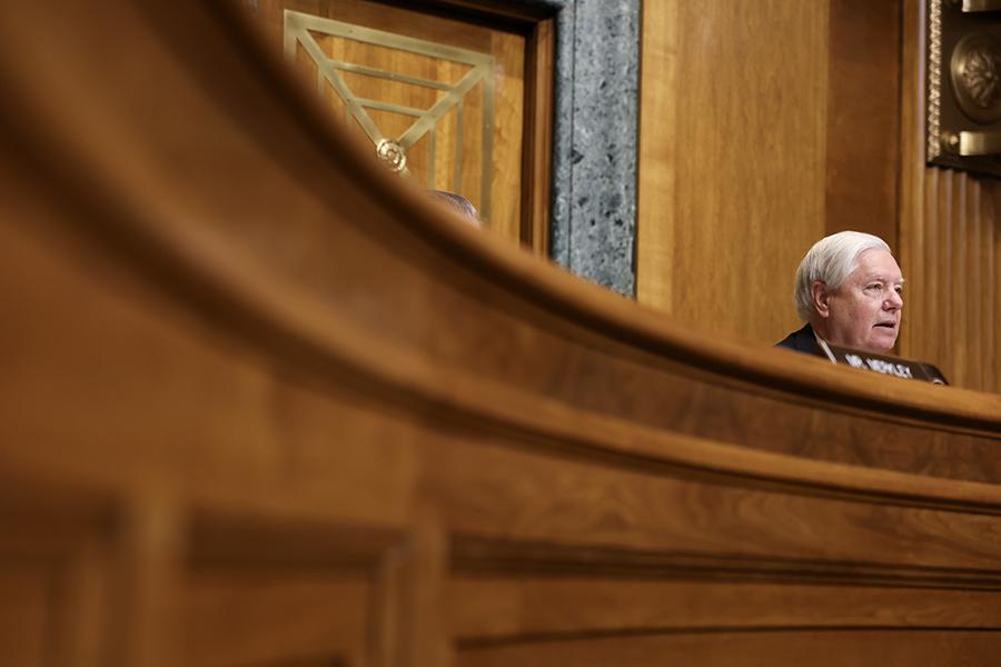 Линдси Грэм выступает во время слушаний по кандидатуре Рассела Воута, предложенной президентом США Дональдом Трампом на пост директора Административно-бюджетного управления, в ходе слушаний по выдвижению кандидатуры в Банковский комитет Сената, 22 января 2025 года