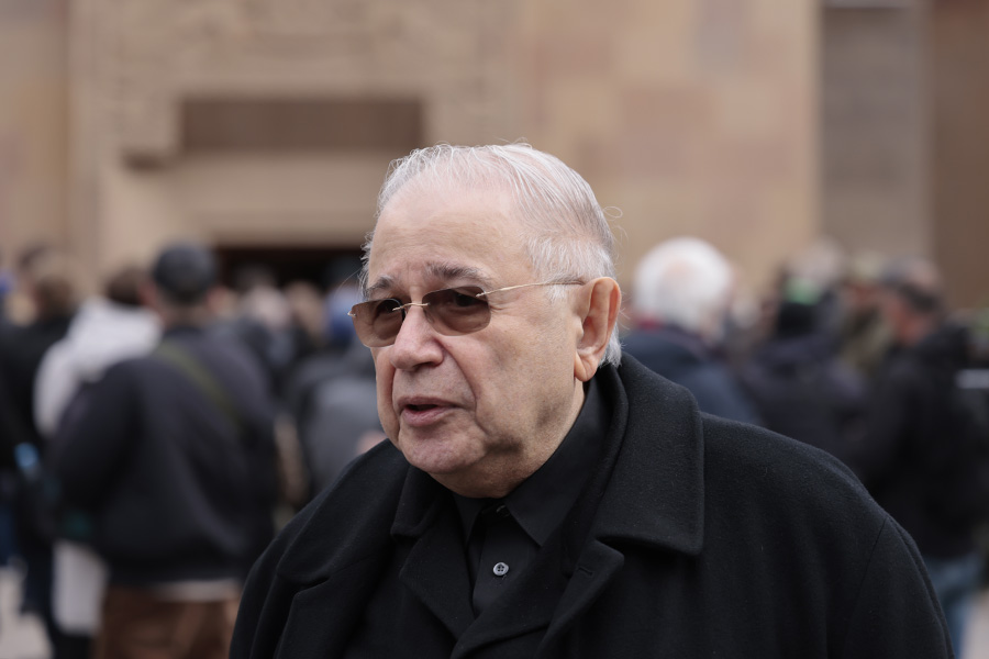 Пришедший проститься юморист Евгений Петросян сказал, что Кеосаян &laquo;был человеком большой души, замечательным режиссером&raquo; и что &laquo;многие его работы были еще впереди&raquo;.