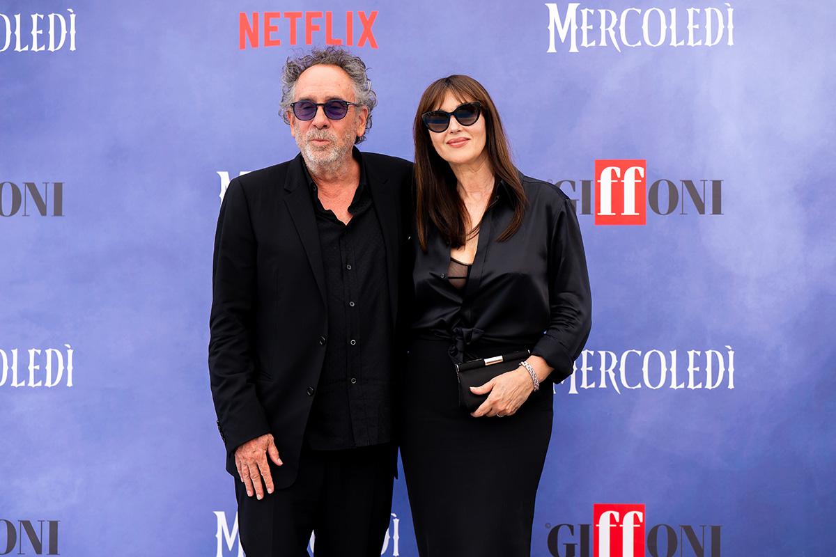 Тим Бертон и Моника Беллуччи на презентации второго сезона сериала Netflix «Уэнздей», 25 июля 2025 года