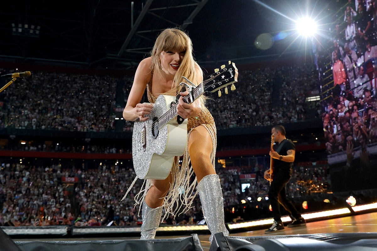Тейлор Свифт выступает на сцене во время тура «Taylor Swift The Eras», 5 июля 2024 года