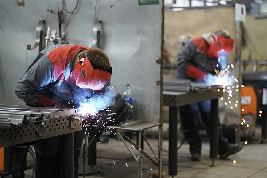 В цехе сварочного производства на заводе компании АО «Московское электрооборудование и лифты» 