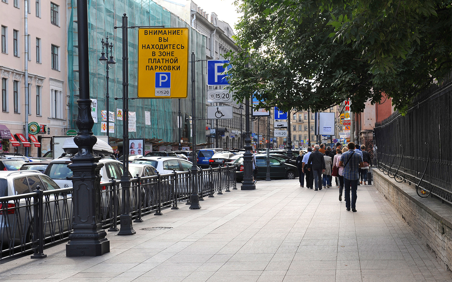 С 15 октября 2025 года тарифы на парковку легковых автомобилей в Северной столице выросли в ряде случаев в 3,6 раза