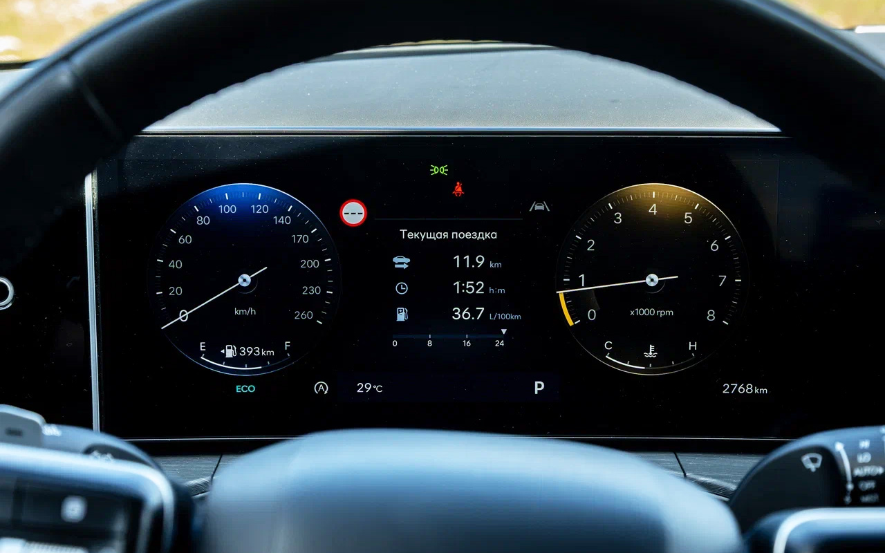 Цифровая приборка в Hyundai Santa Fe контрастная и удобная. Графика — в классическом стиле