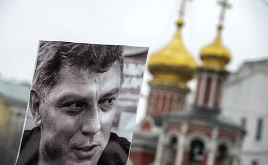 Портрет Бориса Немцова на траурном марше памяти политика