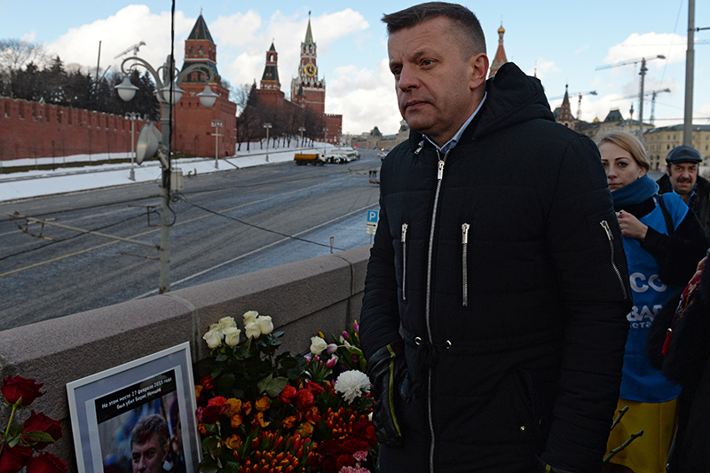 Телеведущий Леонид Парфенов на месте гибели политика Бориса Немцова на Большом Москворецком мосту в Москве