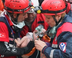 Турецкие спасатели спустя двое суток достали из-под завалов младенца